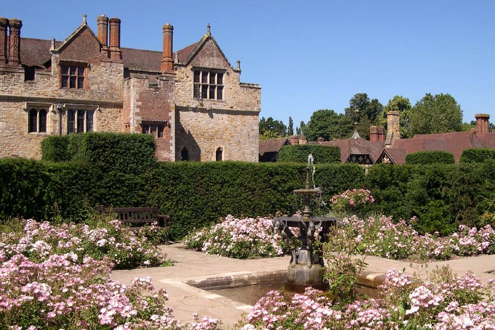 Hever Castle Tudor Garden ©VisitKent Greatdays UK Group Tours